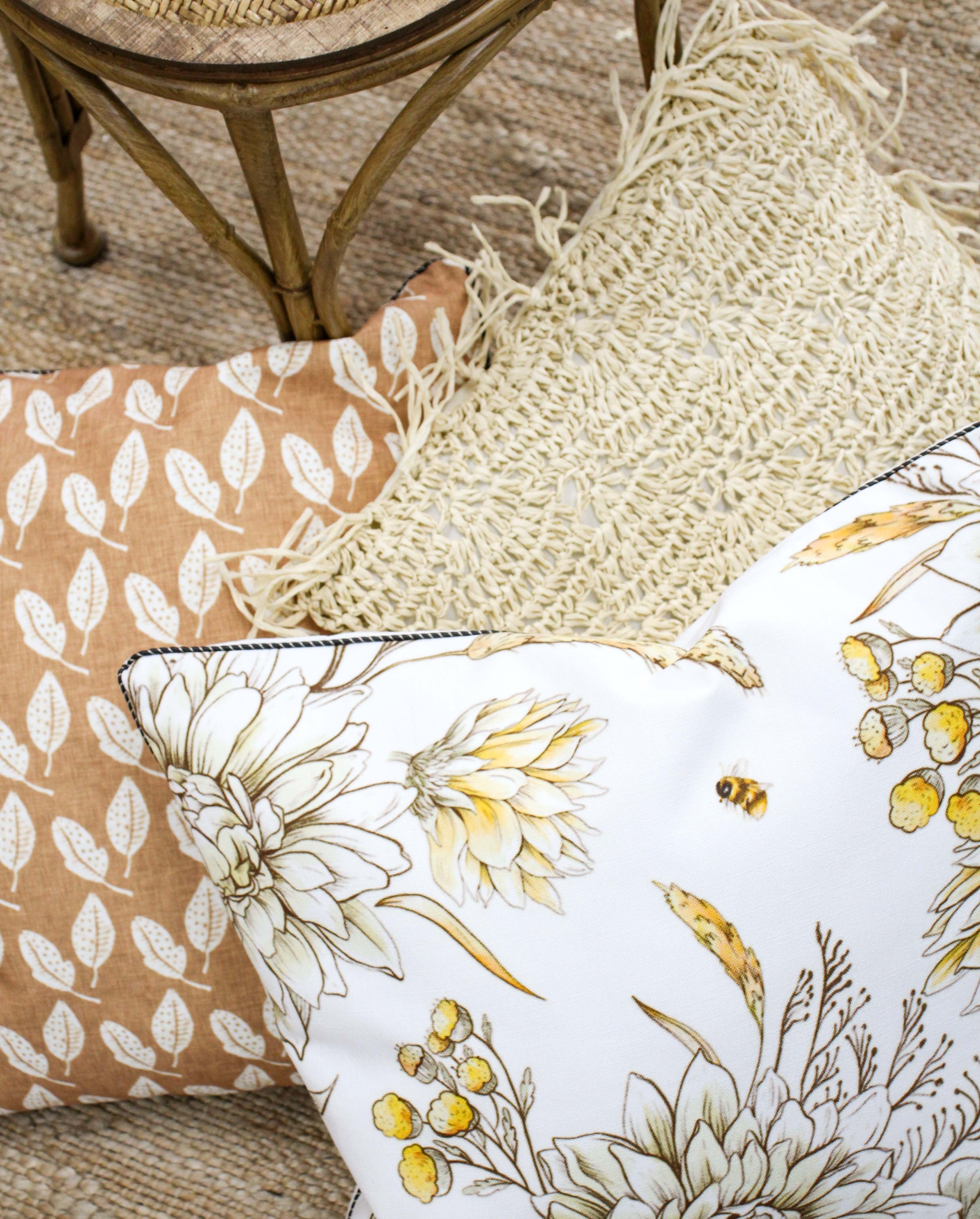 Cushion Chrysanthemum/Bee